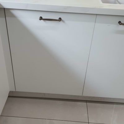 מטבח עם פירות, כלים וסבון כלים על השיש