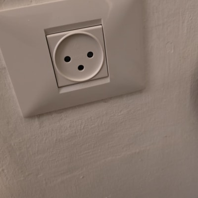 שקע חשמלי בקיר לבן