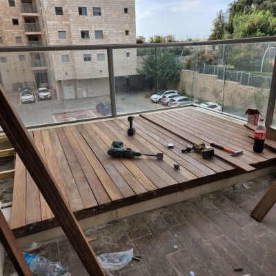 כלי עבודה על רצפת עץ בבנייה במרפסת