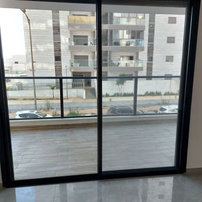 חלון זכוכית נקי עם רצפה מבריקה