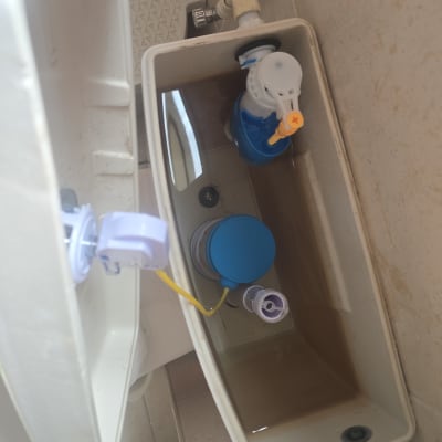 מיכל מים פתוח עם חלקי אינסטלציה גלויים