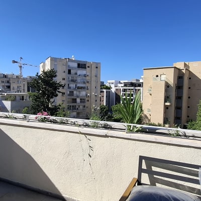 מרפסת עם צמחייה ונוף לבניינים