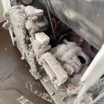 חלקים פנימיים של מכשיר חשמלי מכוסים באבק