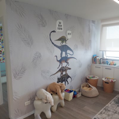 טפט עם דינוזאורים וכתובות מעודדות על הקיר