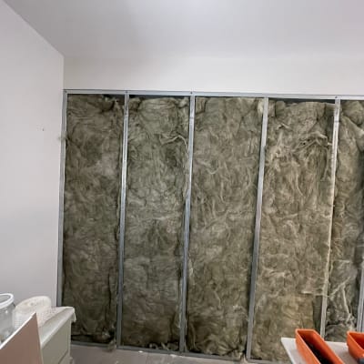 קיר גבס עם בידוד צמר סלעים