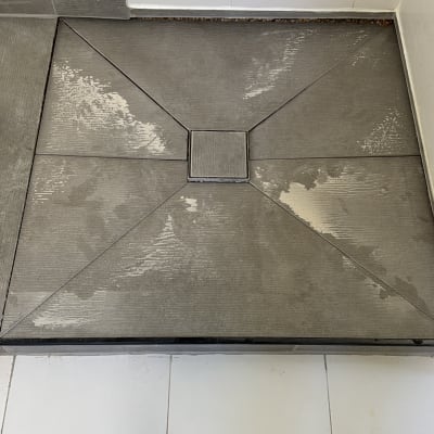 ריצוף חדש עם אריחים אפורים ולבנים