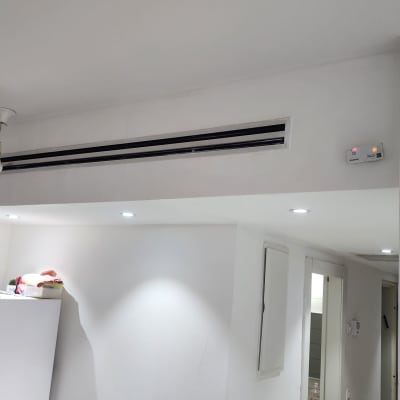 מערכת מיזוג אוויר מותקנת על קיר לבן