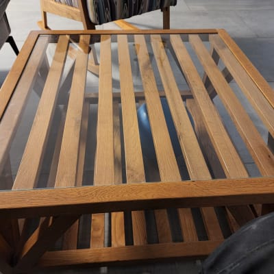 שולחן עץ עם משטח זכוכית