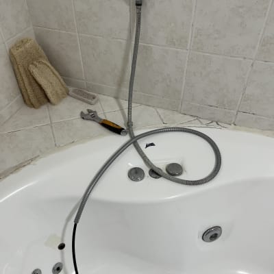 אמבטיה עם צינור וכלי עבודה