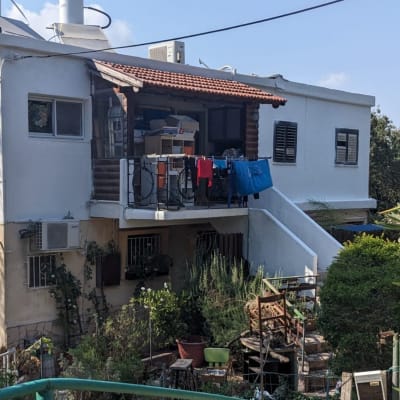 מרפסת עם כביסה תלויה, קופסאות וציוד נוסף