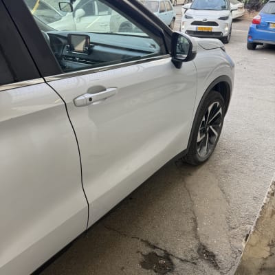 רכב חונה בחניון עם מכוניות נוספות ברקע