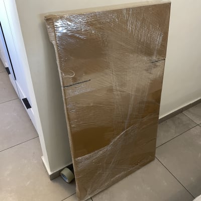 קרטון ארוז בניילון נצמד מונח על הרצפה