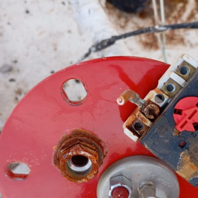 חלקים חשמליים על רקע מתכת אדומה עם חלודה