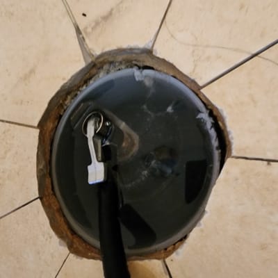 צינור מחובר לפתח עגול ברצפה