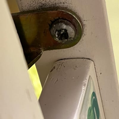 בורג מתכת מחובר לחלק מתכת עם לכלוך