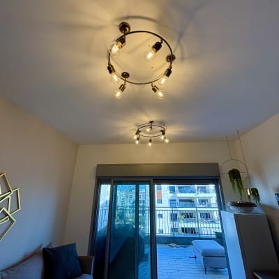 תאורה תקרה עם נורות חשמליות בחדר מגורים.