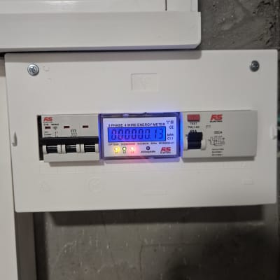 מונה חשמל תלת פאזי עם תצוגה דיגיטלית