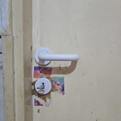 ידית ודלת עם מדבקות צבעוניות