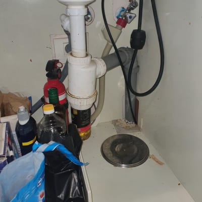 צנרת פלסטיק מתחת לכיור עם חיבורים