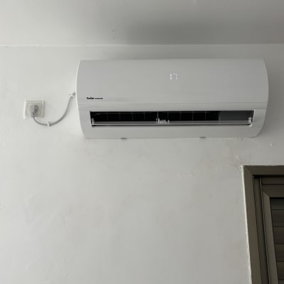 מזגן מותקן על קיר לבן בחדר
