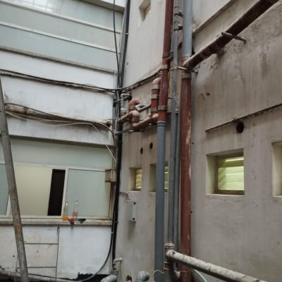 צינורות מים וביוב על קיר חיצוני של בניין