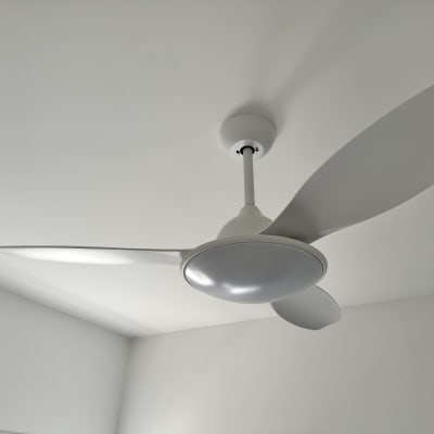 מאוורר תקרה לבן עם שלוש כנפיים