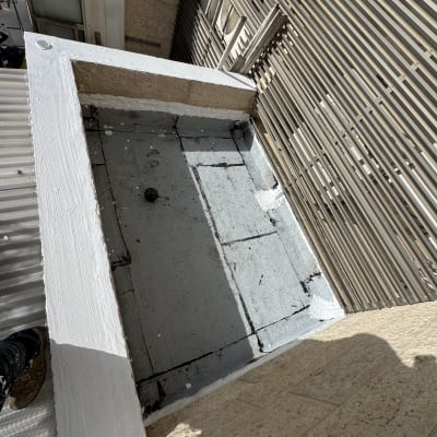 אזור אטום עם חומרי איטום על גג