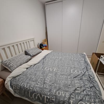 חדר שינה מסודר עם מיטה וארון בגדים