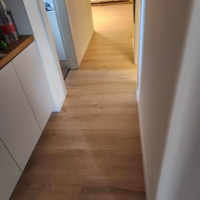 רצפת פרקט עץ במסדרון מואר