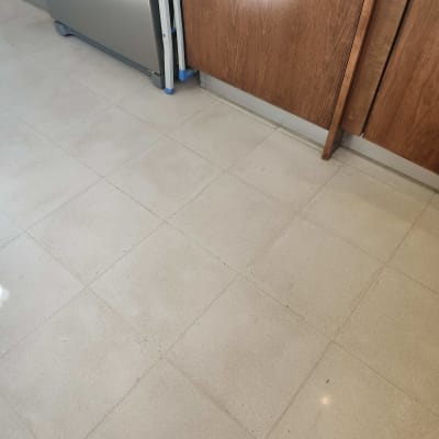 רצפה נקייה ליד ארונות מטבח ומקרר