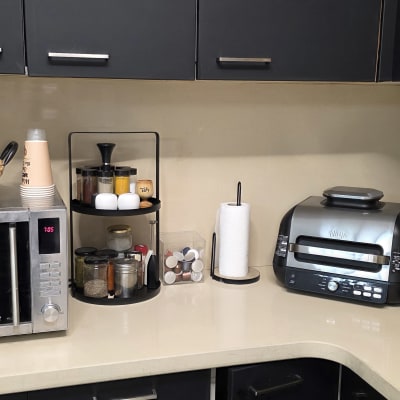 מטבח מאורגן עם מיקרוגל, מכונת קפה וטוסטר
