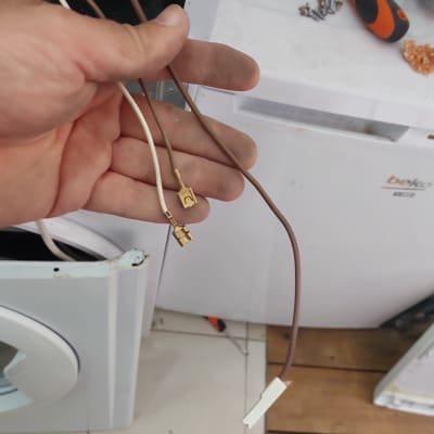 חוטי חשמל עם מחברים ביד אדם