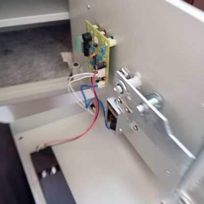 מנעול אלקטרוני עם לוח מעגלים וחוטים