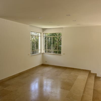 חדר ריק עם קירות לבנים ורצפת שיש