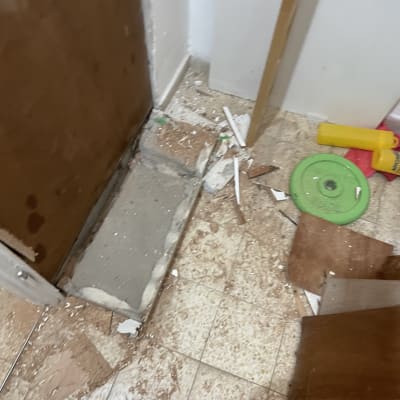 שברי עץ ופסולת בנייה על רצפה