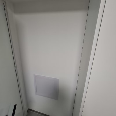 דלת עם פתח גבס בקיר