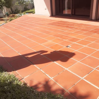 מרפסת מרוצפת נקייה עם צל של אדם