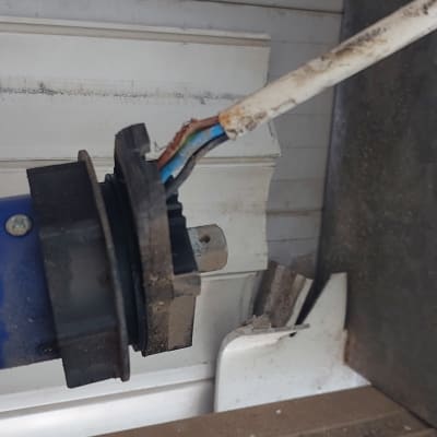 חוטי חשמל וכלי עבודה על משטח