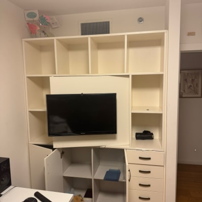 ארון עם טלוויזיה ומדפים פתוחים בחדר עבודה