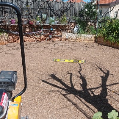 מכונת דחיסה, צינור השקיה, מפלס, צמחים בגינה