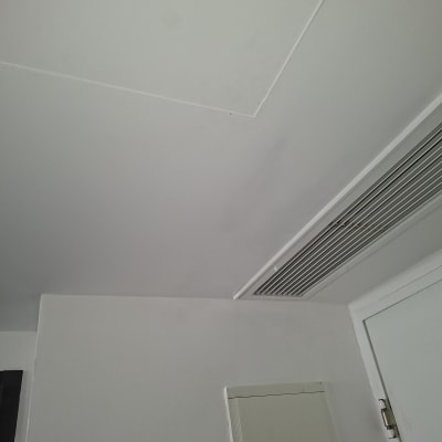 תקרה עם פתח אוורור ודלת