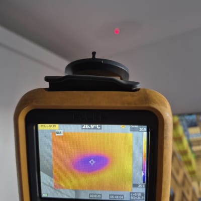 מצלמה תרמית מציגה אזור חם בתקרה