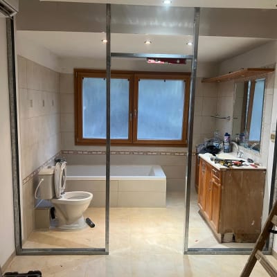 חדר אמבטיה בשיפוץ עם שירותים וכיור