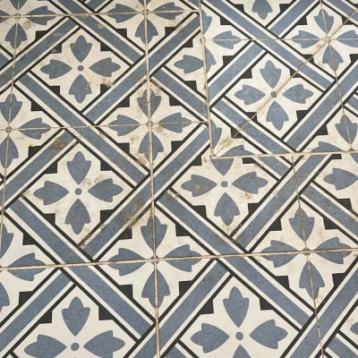 רצפה עם אריחים מלוכלכים לפני ניקוי