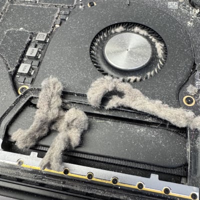 מאוורר מחשב עם אבק ולכלוך