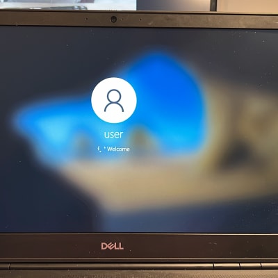 מסך מחשב נייד דל עם מסך כניסה למשתמש