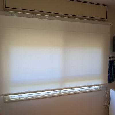 תריס גלילה לבן מותקן על חלון