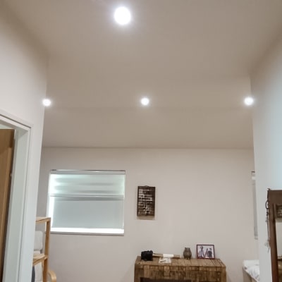 תאורה מותקנת בתקרה בחדר פנימי