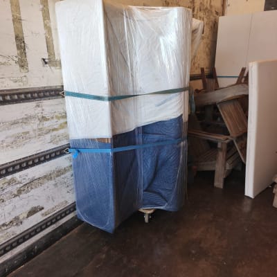 רהיטים עטופים בניילון בתוך משאית הובלה