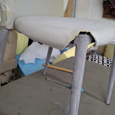 כיסא עם ריפוד חלקי וכלי עבודה על שולחן